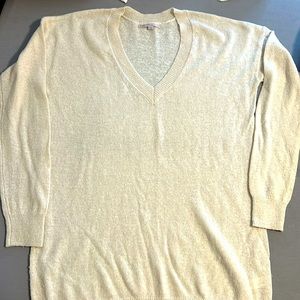 Gorgeous lightweight Vneck sweater - cream